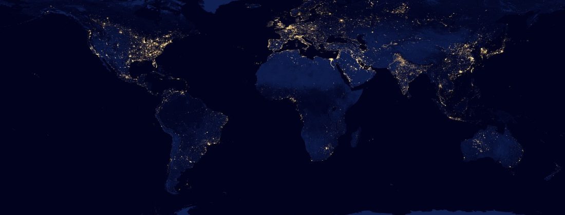 夜无疆小说世界观概念图，广袤的修炼大陆上古城与山脉交错，天际有神秘的紫色光柱贯穿云层，气势磅礴的史诗场景
